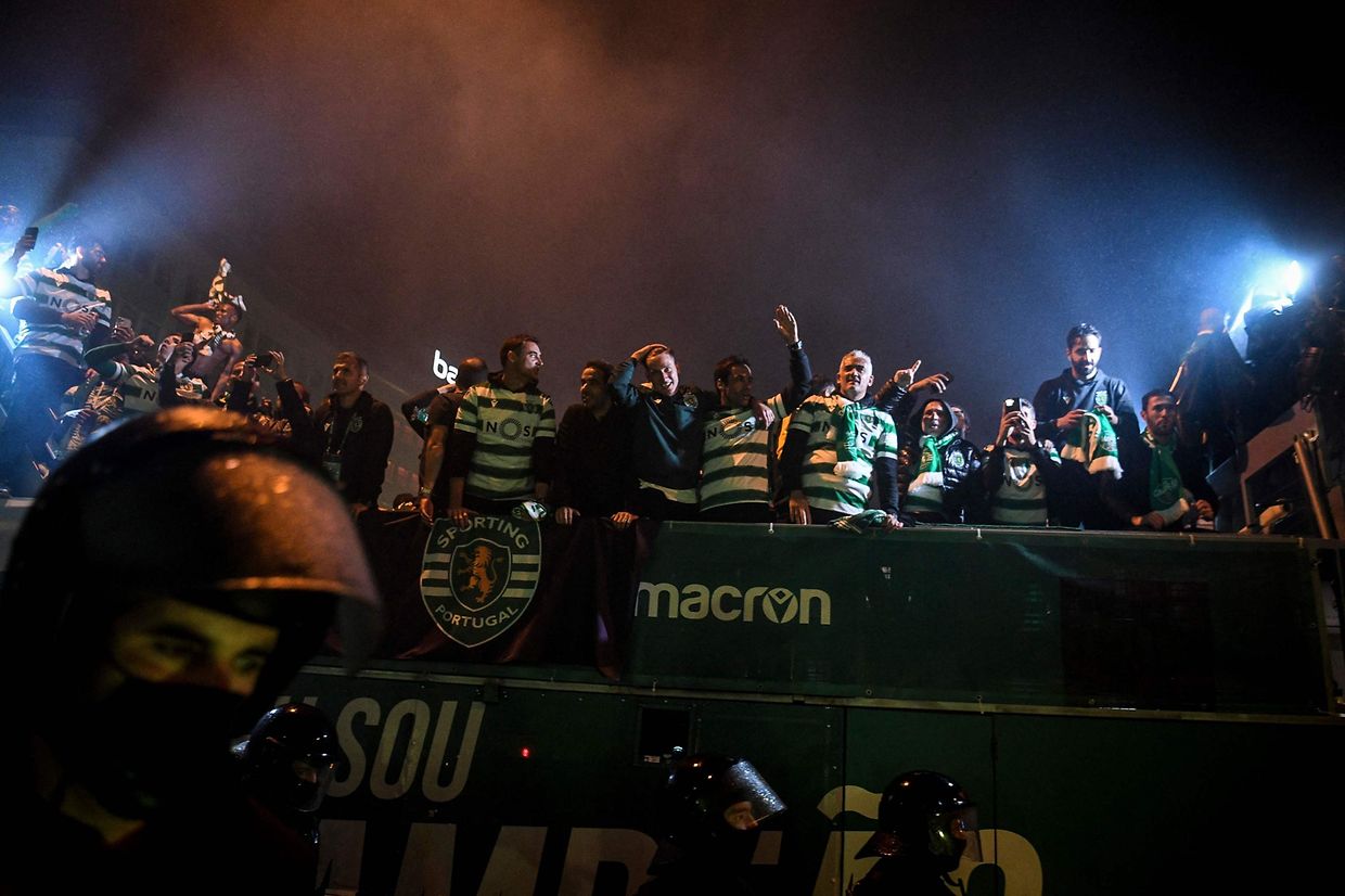 Festejos e confrontos entre adeptos e polícia na noite em que o Sporting voltou a conquistar o campeonato nacional, 19 depois.