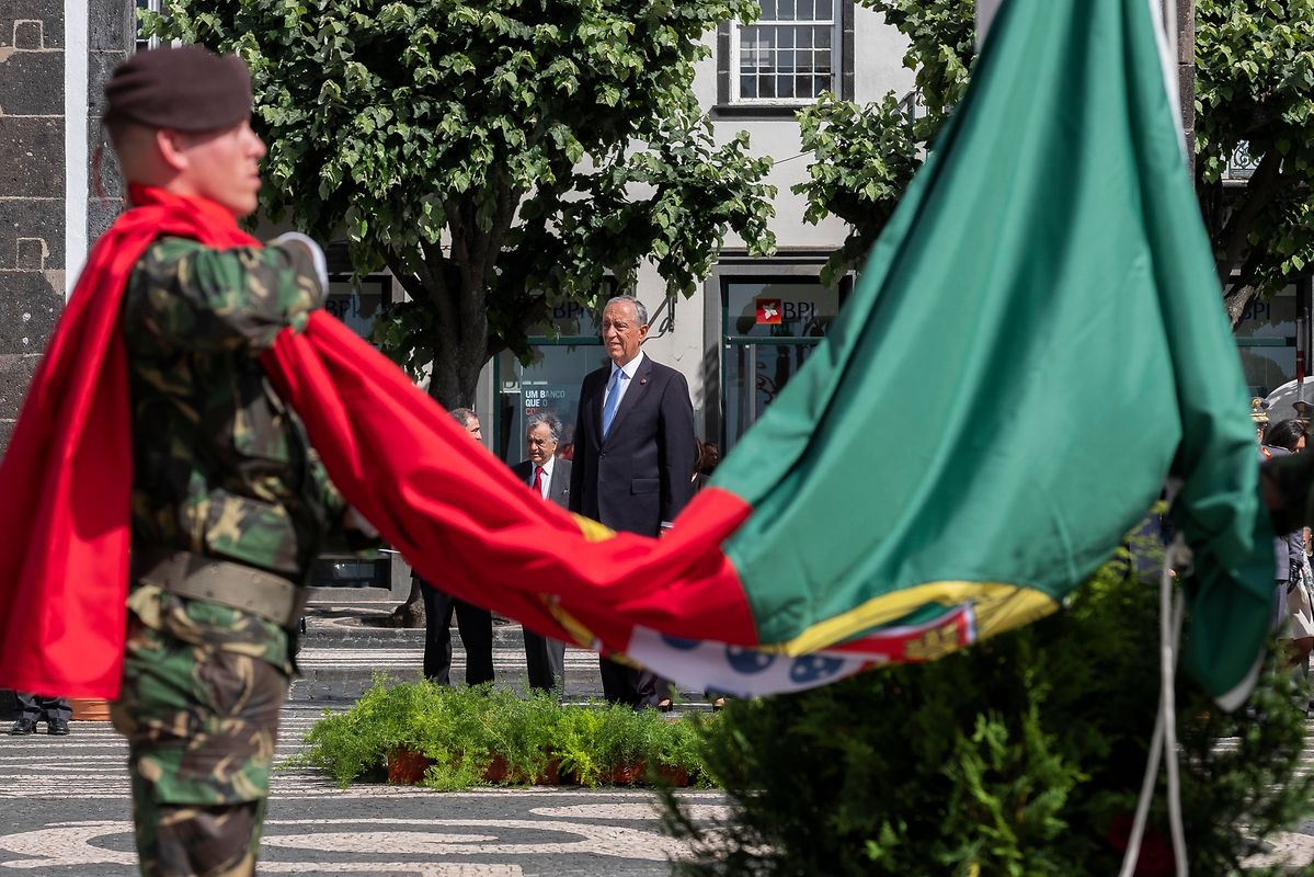 O Presidente da República, Marcelo Rebelo de Sousa (C) durante a cerimónia do Içar da Bandeira Nacional no âmbito das comemorações do Dia de Portugal, de Camões e das Comunidades Portuguesas, nas Portas da Cidade, Ponta Delgada, Açores, 9 de junho de 2018. ANTÓNIO ARAÚJO/LUSA