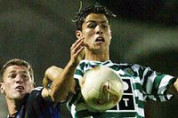 Ronaldo disputa a bola com um adversário do FC Bruges, num particular em 2003.