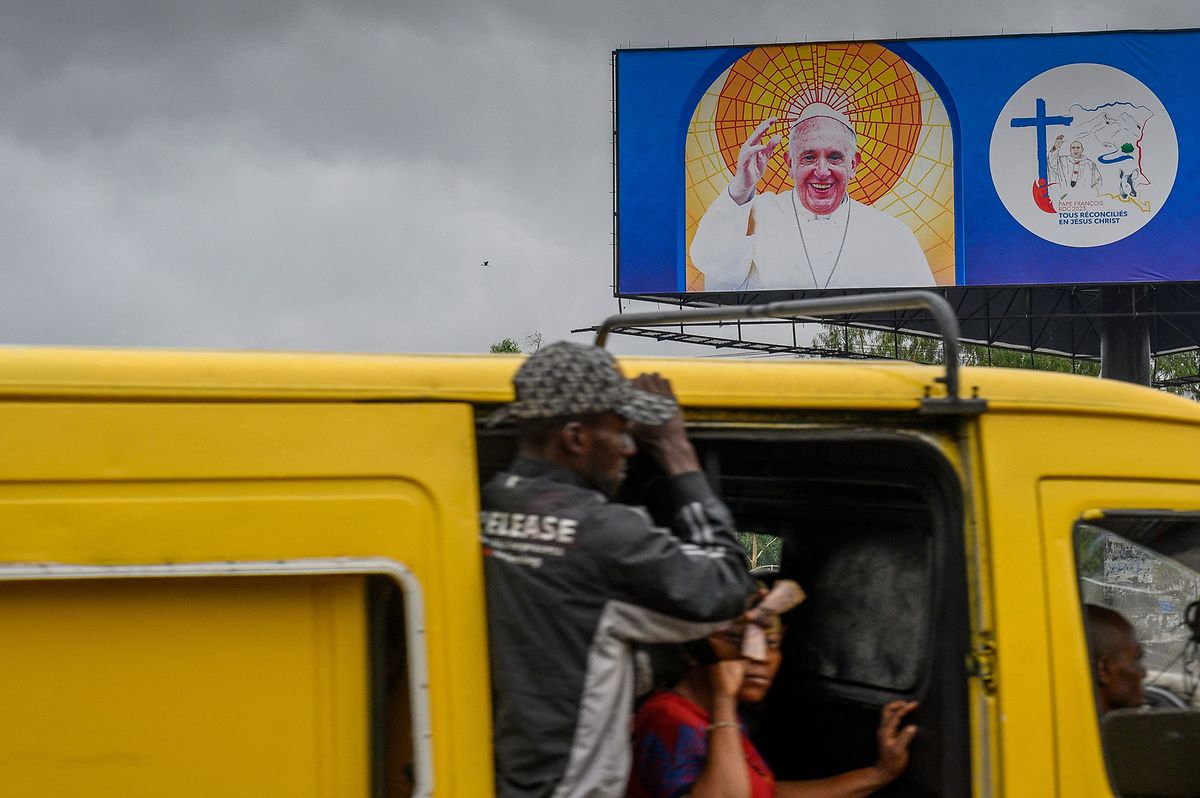 Sehnsüchtig erwartet: Eine Plakatwand zeigt ein Bild von Papst Franziskus in der kongolesischen Hauptstadt Kinshasa. Die katholische Kirche ist die größte Religionsgemeinschaft in der Demokratischen Republik Kongo. Geschätzt rund 40 Prozent der rund 92 Millionen Einwohner bekennt sich zum katholischen Glauben.