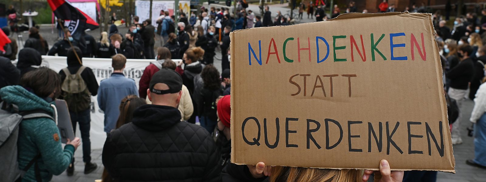 Ein Demonstrant auf einer Demo gegen die 3G-Regel an der Uni Kassel fordert zum Nachdenken auf.