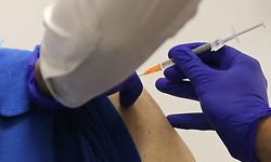 John Healy, a resident of the Wesley Taylor aged care facility, becomes the second person in Australia to receive a dose of the Pfizer/BioNTech Covid-19 vaccine at the Castle Hill Medical Centre in Sydney on February 21, 2021. (Photo by STEVEN SAPHORE / AFP)