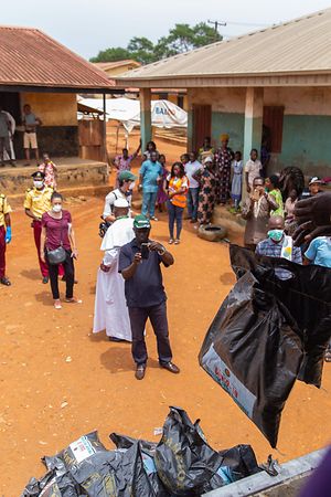 Lagos State Officials unloading the food bags that will be distributed to people of the Agbado and Oke-Odo LCDA in Lagos on April 1, 2020. - More than 20 million Nigerians on March 30, 2020, went into lockdown in sub-Saharan Africa's biggest city Lagos and the capital Abuja, as the continent struggles to curb the spread of the COVID-19 coronavirus. (Photo by Ibeabuchi Benson Ugochukwu / AFP)