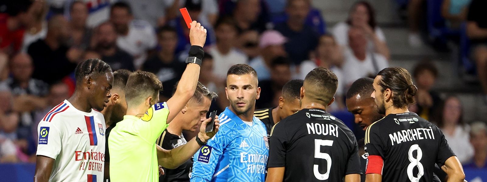 Die Schiedsrichter in der Ligue 1 zeigen die Rote Karte deutlich öfter als in anderen Ländern.