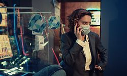 Emi, eine Lehrerin gespielt von Katia Pascariu, bangt um ihre Karriere und ihren Ruf. Ein privates Sex-Tape von ihr wurde im Internet veröffentlicht. Emi wird gezwungen, sich vor dem Elterkreis der Schule zu verantworten, der über ihre Entlassung entscheiden will. Aber sie weigert sich, dem Druck nachzugeben.