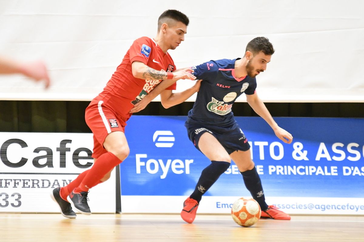 Ruben Oliveira au marquage sur Rafael dos Reis. Differdange est tombé face au Racing. 