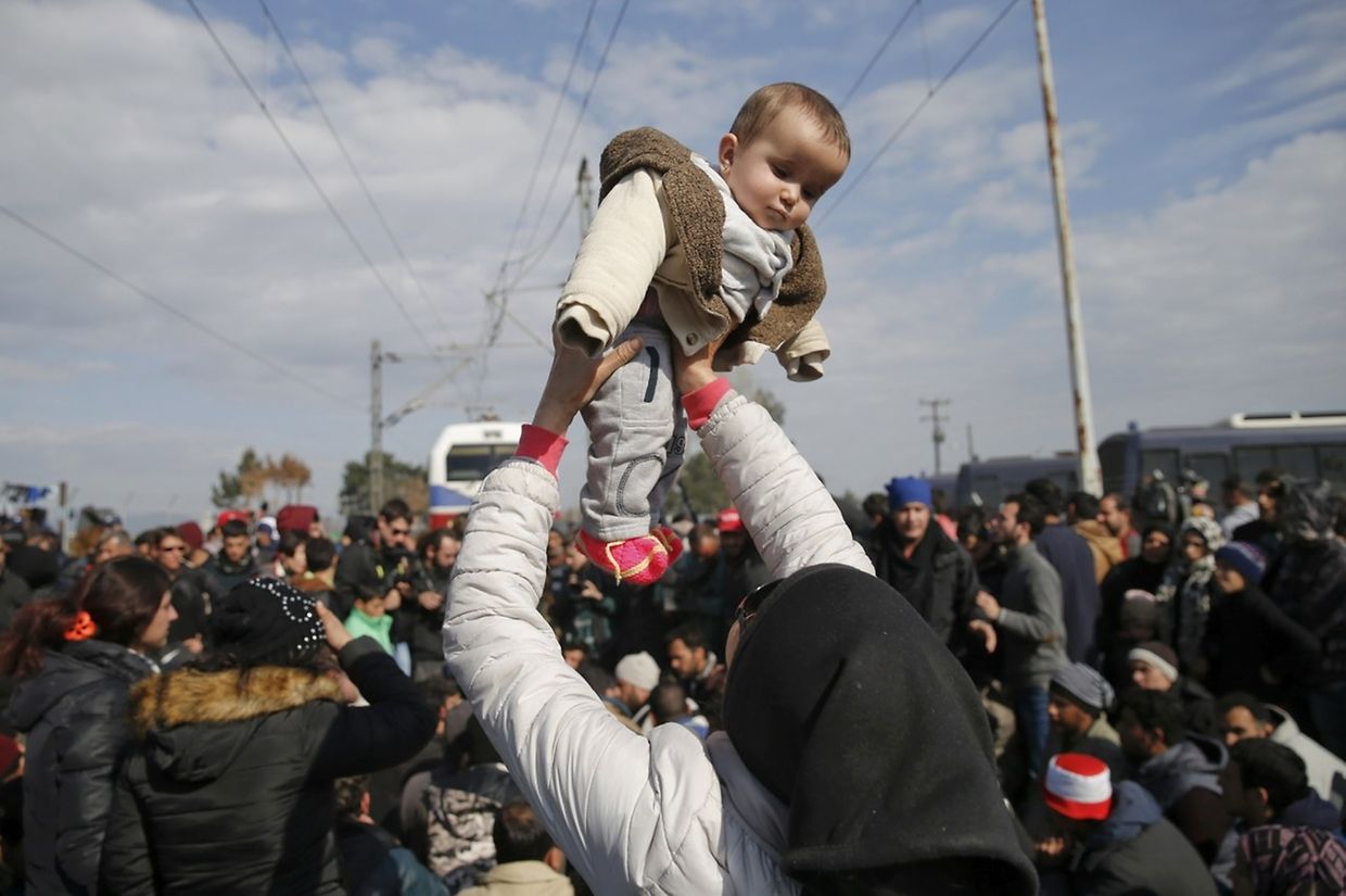 In Nordgriechenland haben Flüchtlinge den Eisenbahnverkehr blockiert. Mittendrin im Getümmel befinden sich auch Babys und Kinder.