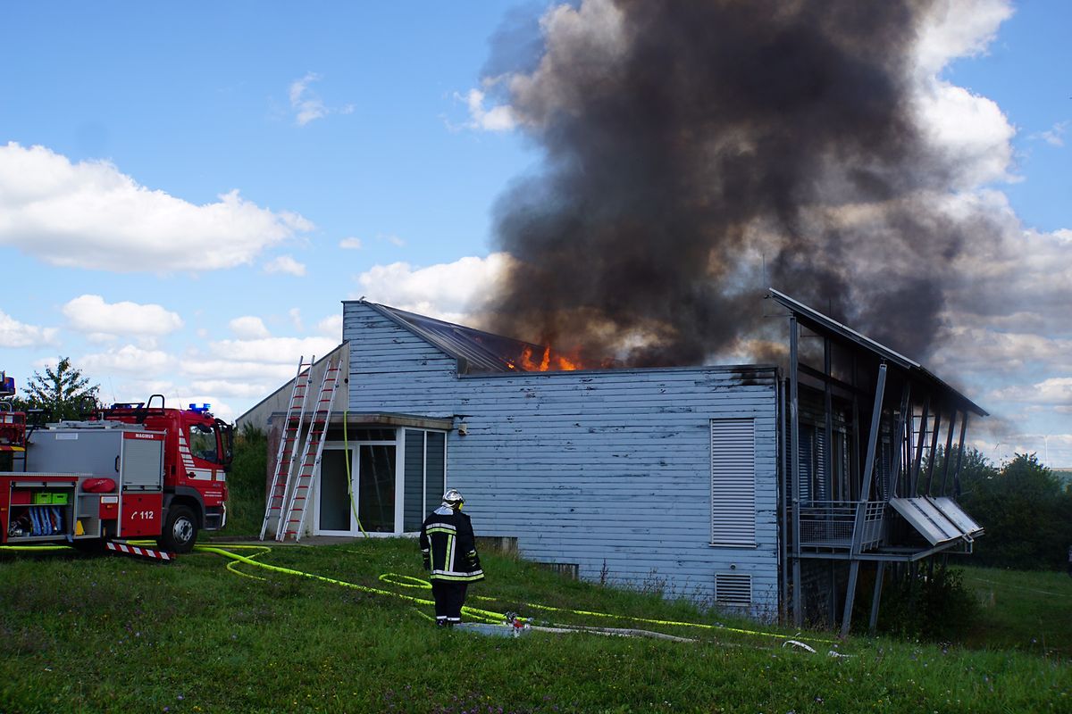 Trotz eines raschen Einsatzes konnten Feuerwehrkräfte nicht verhindern, dass das Gebäude völlig zerstört wurde.