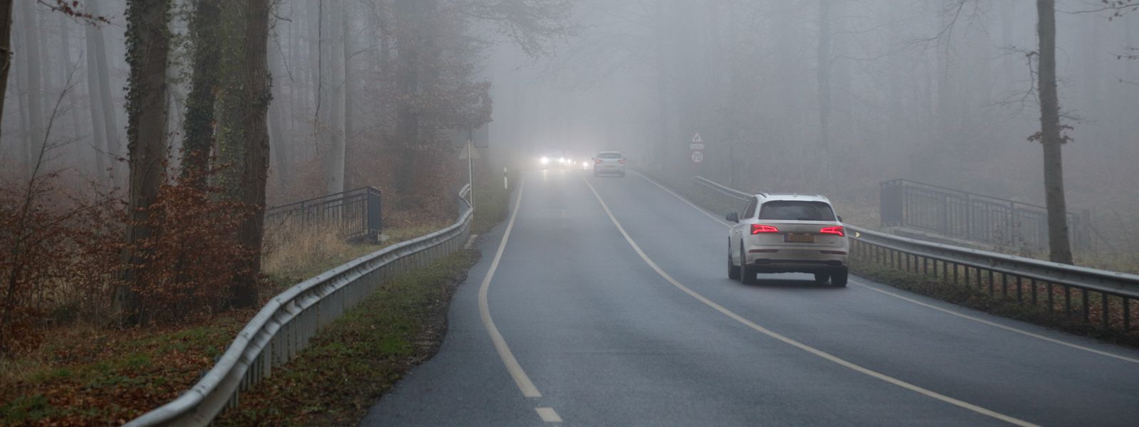 Bei starkem Nebel sollen die Nebelscheinwerfer eingeschaltet werden. So wird man schneller von anderen Verkehrsteilnehmer wahrgenommen.
