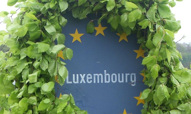 Fresh branches are braided or intertwined to create a Meekranz wreath 