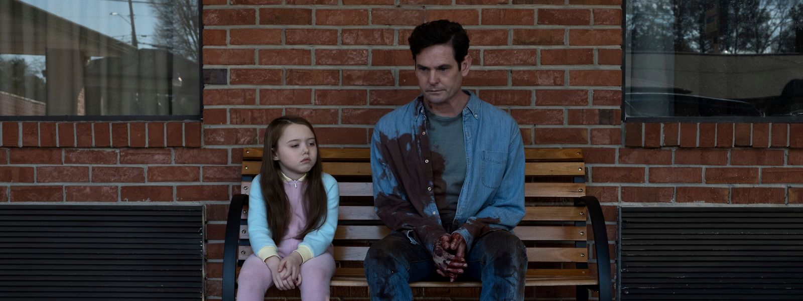 Das Familiendrama geht nicht spurlos an Hugh Craine (Timothy Hutton) und Tochter Nell (Violet McGraw)  vorbei.