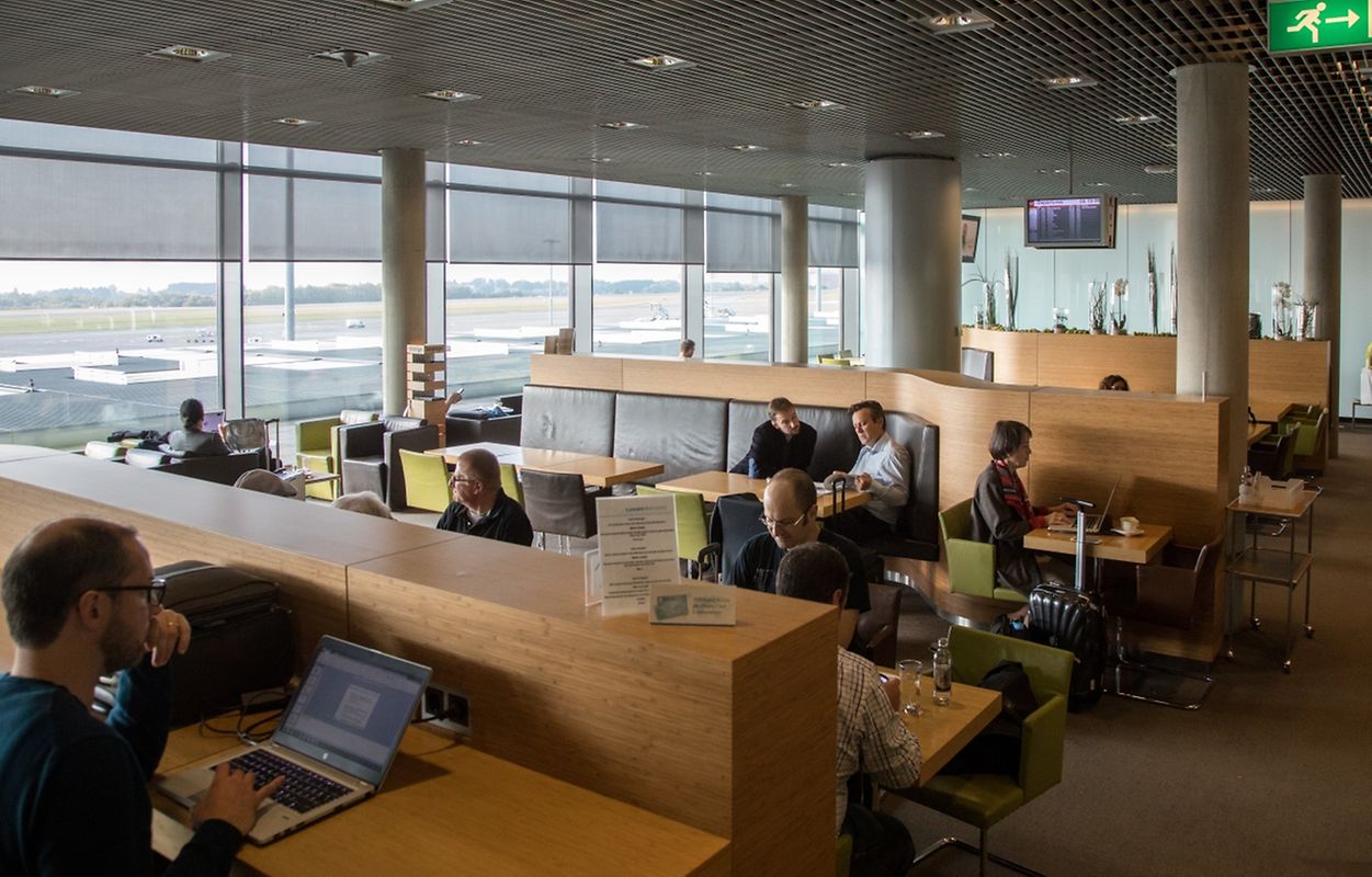 Business-Class-Kunden können in der VIP Lounge auf das Boarding ihres Flugzeugs warten. Pro Jahr tun das rund 120.000 Menschen. 