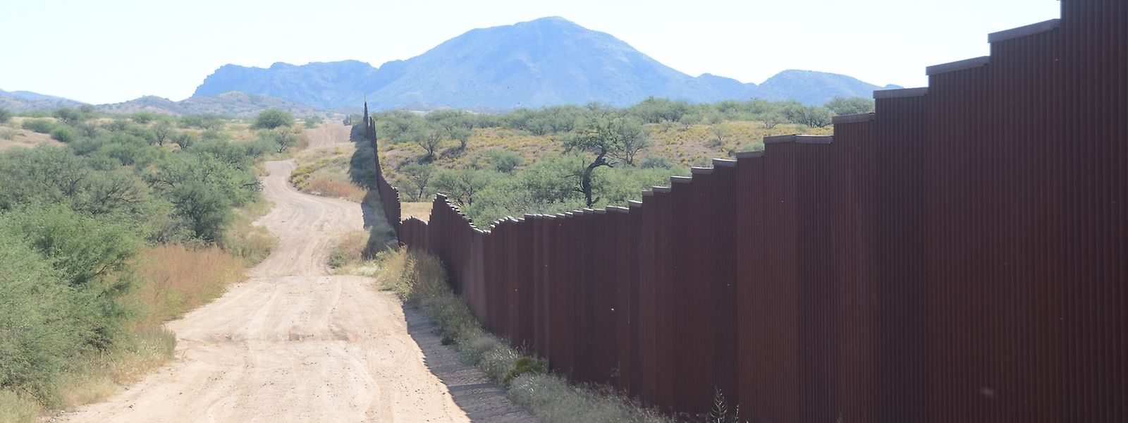 Die Grenzmauer in Arizona nahe Sassbee. 
