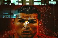 Um trabalhador instala uma imagem gigante de Cristiano Ronaldo num edifício em Doha, a 20 de novembro.