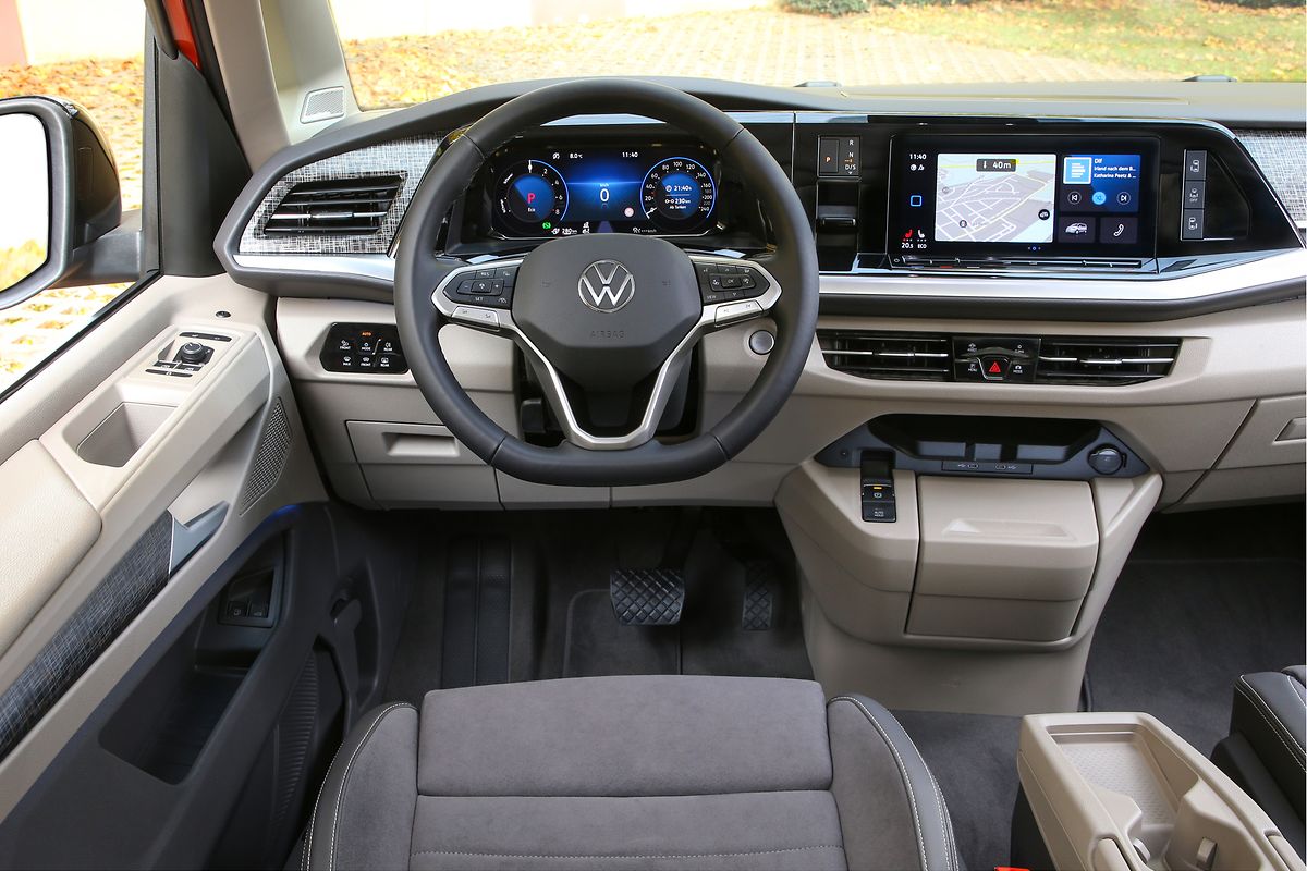 Schaltknauf und Handbremse wurden abgeschafft: Das digitalisierte Interieur bietet Fahrer und Beifahrer mehr Raum.