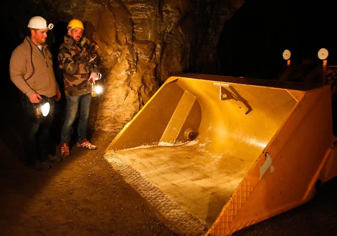 Die Karbidlampen der Besucher waren die einzige Lichtquelle in den dunklen Gängen der Grube. 