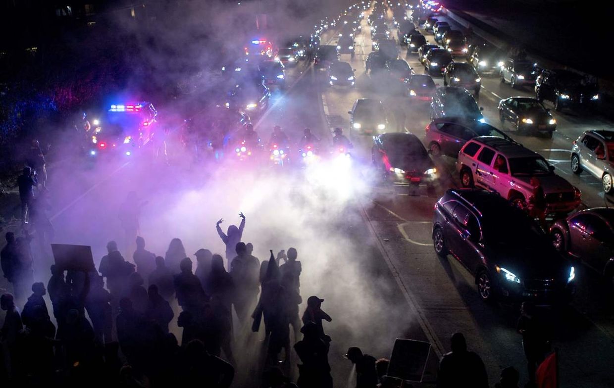 Demonstranten blockieren die Autobahn "Interstate 580" in beide Richtungen bei einer Kundgebung gegen Rassismus in Oakland (Kalifornien). Sie reagierten damit auf die Gewalt in Charlottesville.