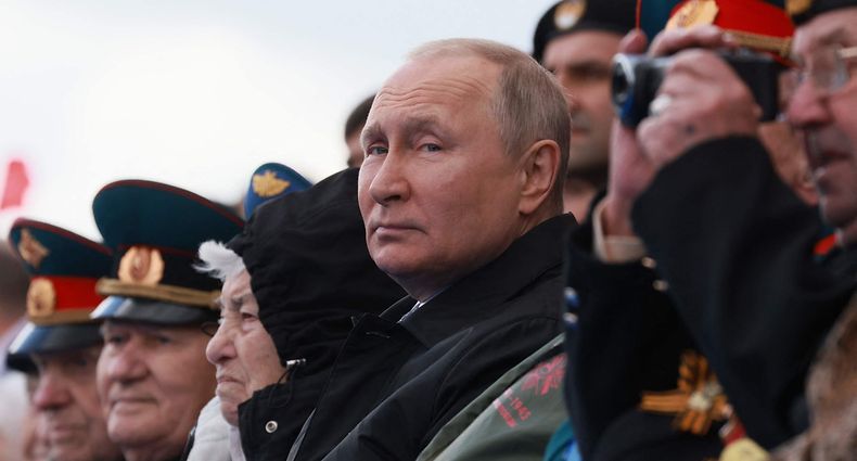 O presidente russo Vladimir Putin ordenou a invasão ao país vizinho, acusando-o de oprimir e massacrar os falantes de russo. 