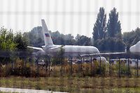 Ein russisches Flugzeug steht auf dem Internationalen Flughafen von Kiew. Russland und die Ukraine haben mit einem großen Austausch von Gefangenen begonnen.