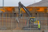 An excavator works on the 4-mile (6.4-kilometer) steel wall between El Paso, Texas in the United States and Ciudad Juarez in Chihuahua State, Mexico, on January 9, 2019. (Photo by Herika Martinez / AFP)