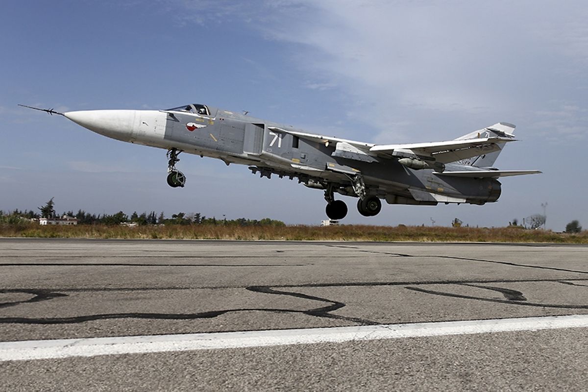 Nach Darstellung der USA haben russische Flugzeuge (hier eine Sukhoi Su-24 beim Start in Latakia) den UN-Hilfskonvoi angegriffen.