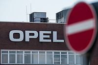 ARCHIV - 03.08.2018, Hessen, Rüsselsheim: Der Schriftzug «Opel» ist an der Fassade des Opel-Werks zu sehen. Der Autobauer Opel plant nach Informationen der «Wirtschaftswoche» einen weiteren Stellenabbau an seinen deutschen Standorten. Foto: Silas Stein/dpa +++ dpa-Bildfunk +++