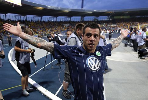 Bundesliga-Relegation: Platzsturm in Braunschweig