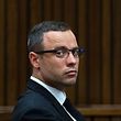Der unterhalb der Knie amputierte Pistorius hatte seine Freundin, das aufstrebende Model Reeva Steenkamp, am Valentinstag 2013 in seinem Haus mit vier Schüssen durch eine Toilettentür getötet.