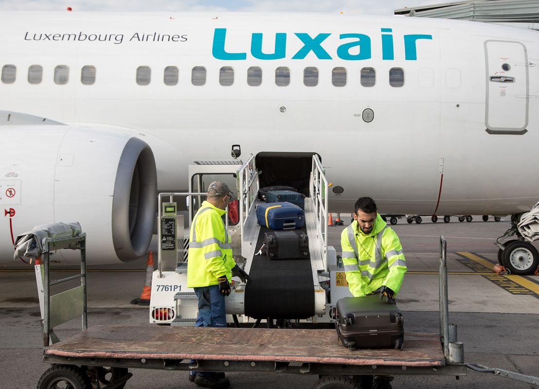 Moderne Gepäckbänder, die bis in den Gepäckraum hineinragen, erleichtern den Mitarbeitern die Arbeit etwas. 