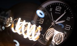 24.03.2023, Bayern, München: Ein Wecker und eine Energiesparlampe liegen auf einem Tisch. Seit 1980 werden die Uhren am letzten Sonntag im März um 2 Uhr um eine Stunde vorgestellt auf 3 Uhr. Foto: Sven Hoppe/dpa +++ dpa-Bildfunk +++
