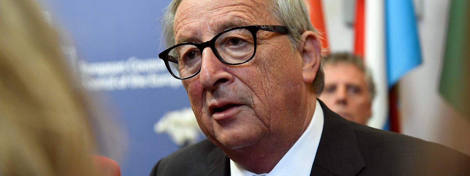 Jean-Claude Juncker spricht am Dienstagabend mit Reportern. 