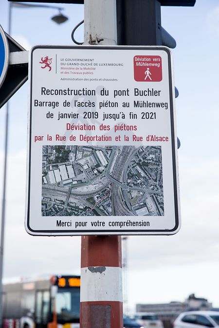 Fußgänger müssen während der Arbeiten zum Teil Umwege in Kauf nehmen. 