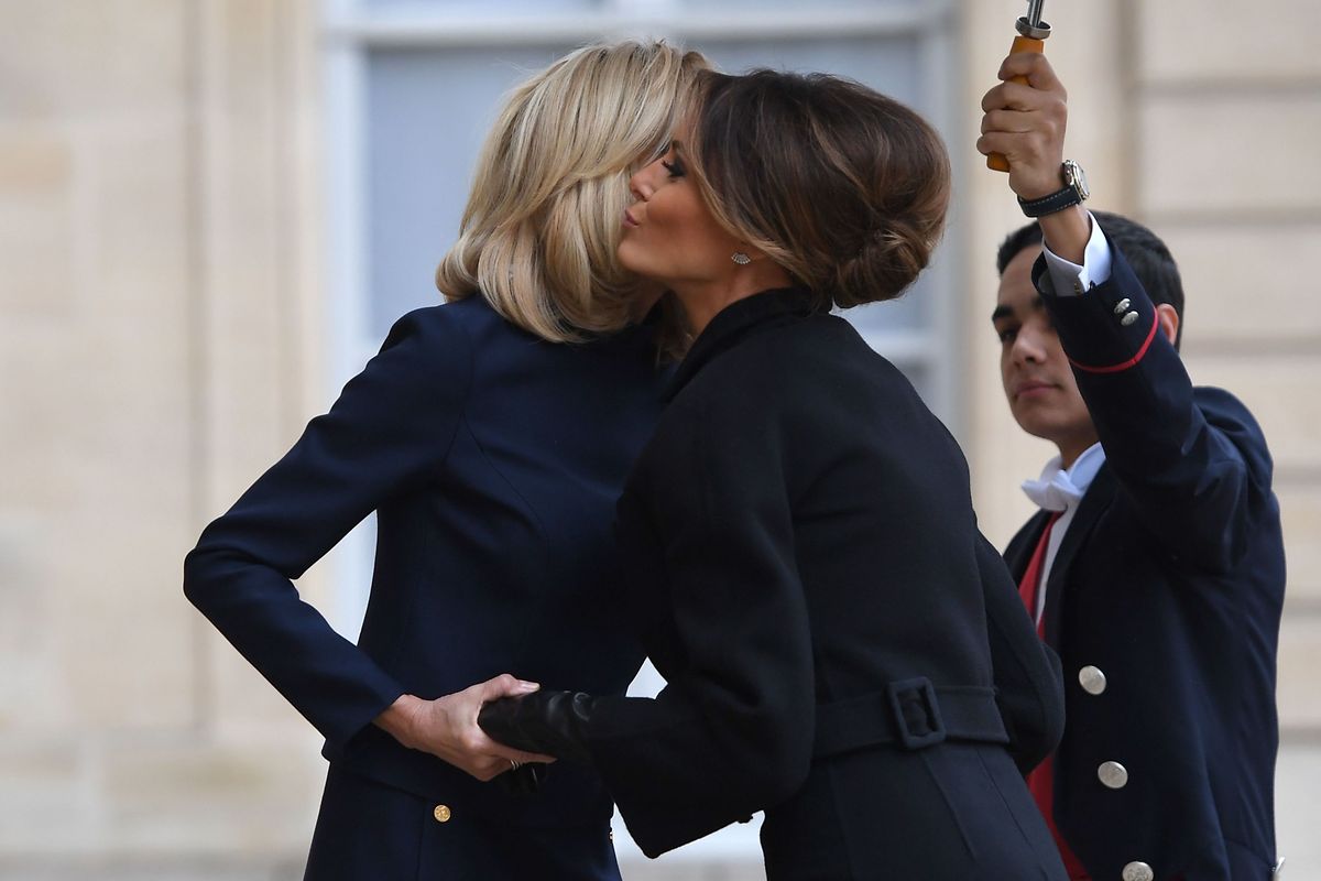 US-First Lady Melania Trump wurde von  Brigitte Macron empfangen.
