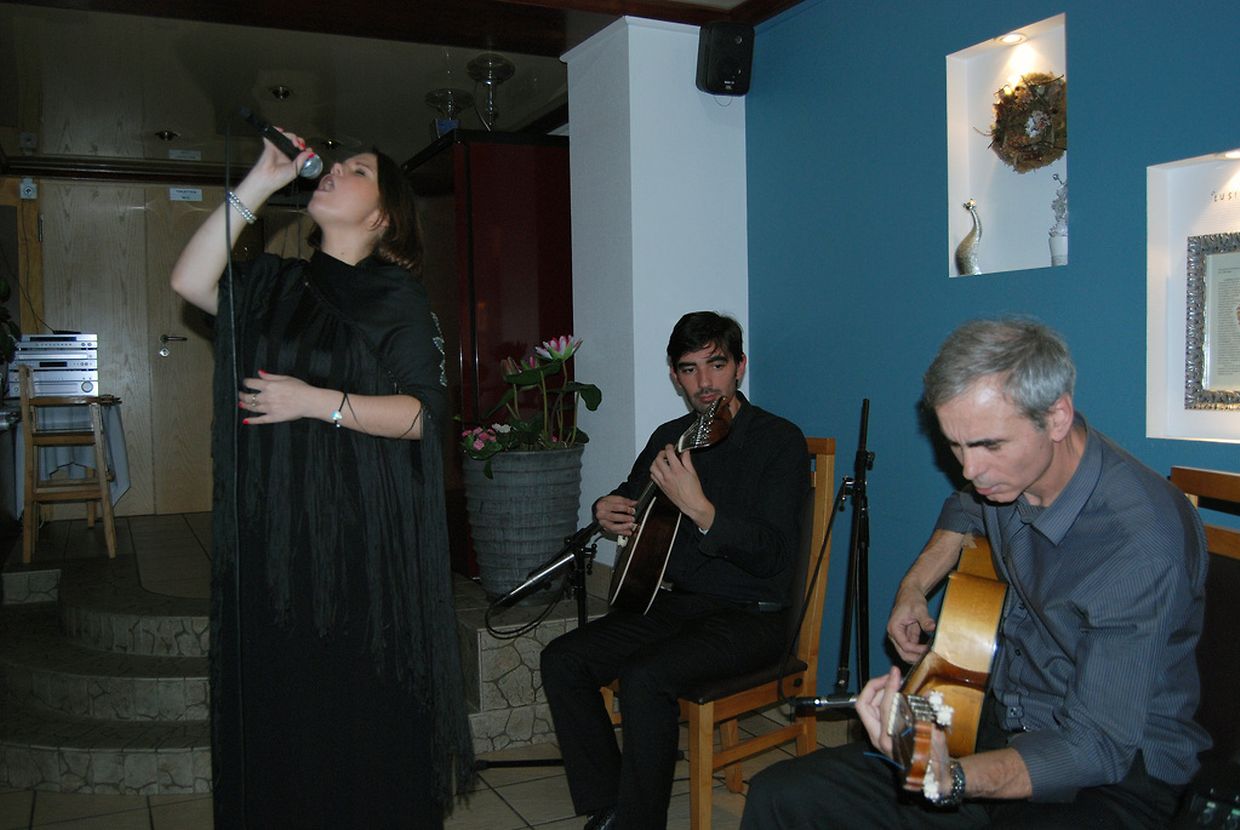 Catia de Oliveira acompanhada por Rui Pedro Claro na guitarra portuguesa e Joaquim Caniço na viola