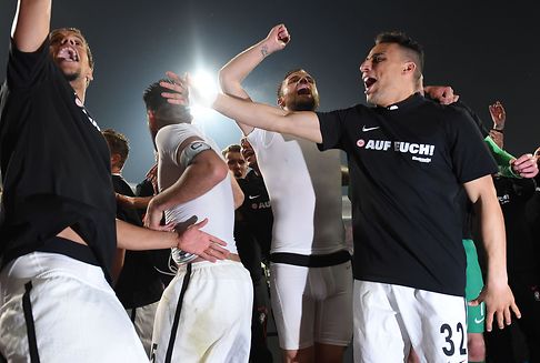 Relegationsspiel in der Fußball-Bundesliga: Frankfurt bleibt erstklassig