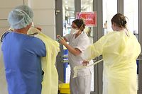 Il fallait autrefois dix minutes aux soignants pour se changer. Aujourd'hui, deux minutes suffisent pour qu'ils soient en tenue de sécurité et derrière la zone délimitée.