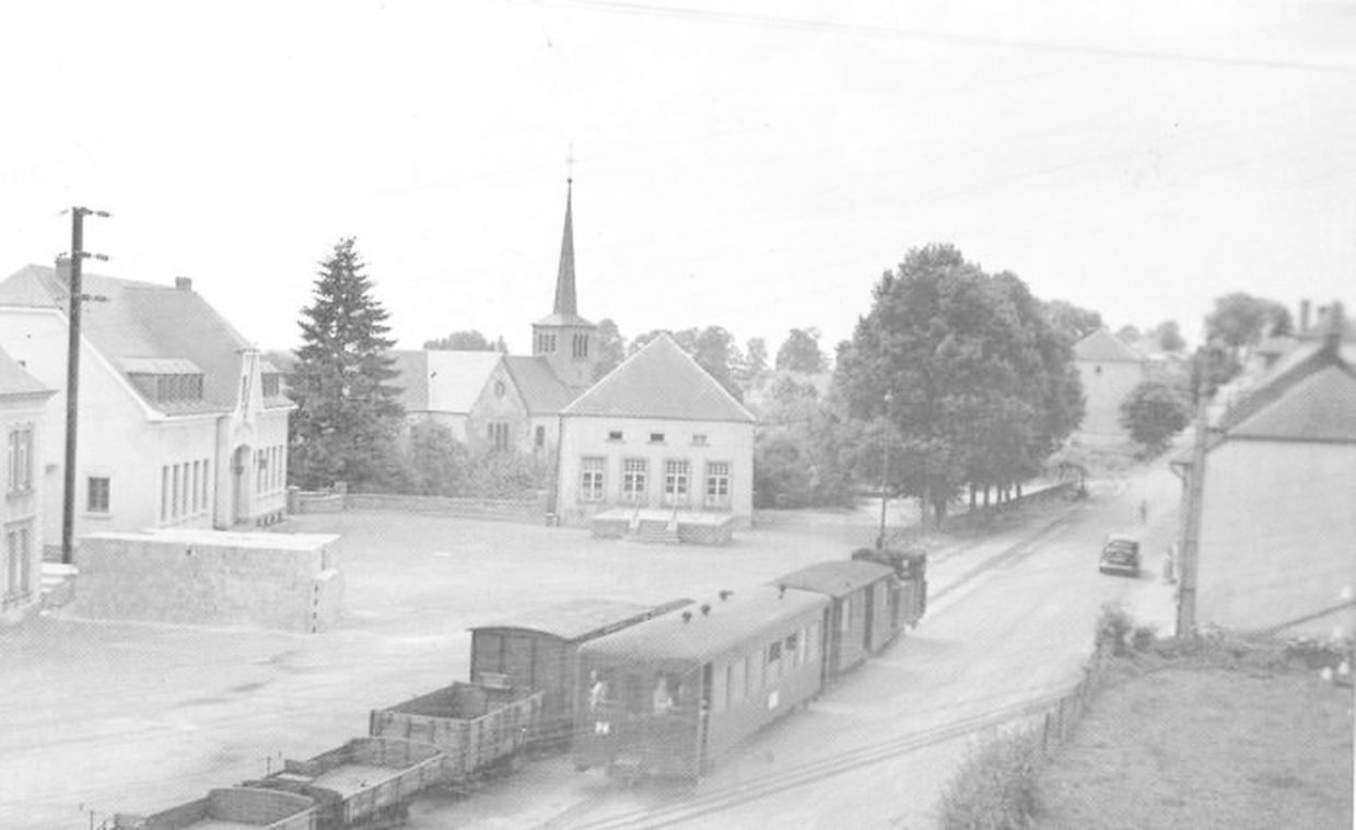 Die Schmalspurbahn im Bahnhof Rambrouch im Jahr 1953 .