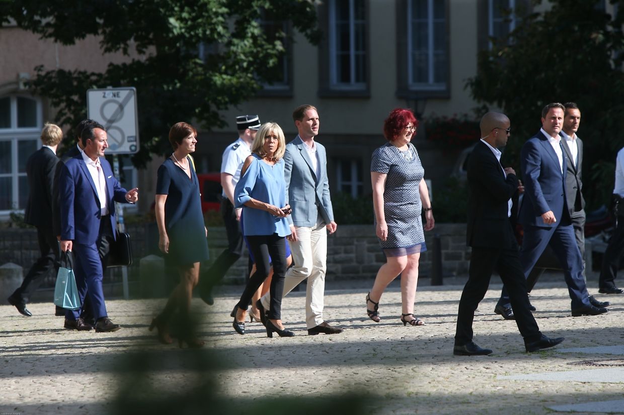 Gauthier Destenay, Brigitte Macron et Amélie Derbaudrenghien se promènent à Luxembourg