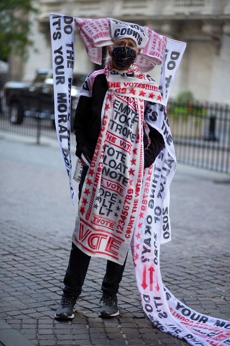 Manifestantes na Marcha das Mulheres de 17 de outubro de 2020 contra a nomeação de Amy Coney Barrett's para o Supremo Tribunal. 