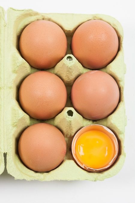 Eier enthalten relativ viel Cholesterin. Ganz auf sie verzichten muss man deshalb aber noch längst nicht.