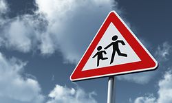Für Autofahrer ist besondere Vorsicht geboten. Es sind bald wieder mehr Kinder unterwegs. 