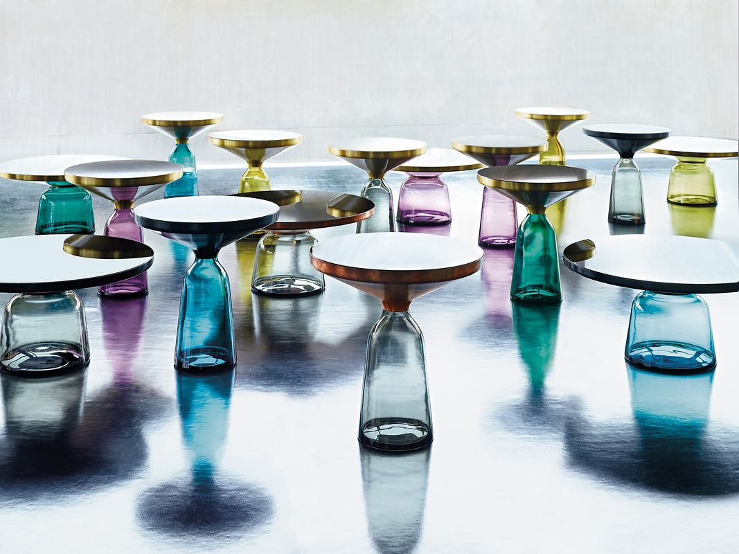 Der Tischfuß des Bell Coffee Table von Designer Sebastian Herkner besteht aus mundgeblasenem Glas, der eine Messingkonstruktion trägt.
