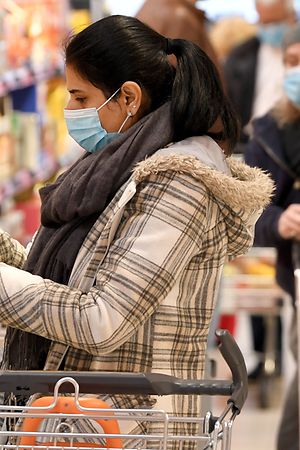 06.04.2020, Österreich, Wien: Kunden tragen Schutzmasken bei ihrem Einkauf in einem Supermarkt. Das Tragen von Mundschutz ist seit dem 06.04.2020 in Supermärkten ab einer Verkaufsfläche von 400 Quadratmetern verpflichtend. Foto: Roland Schlager/APA/dpa +++ dpa-Bildfunk +++