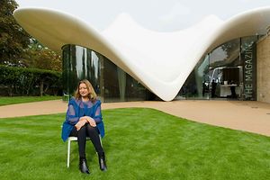 Zaha Hadid en septembre 2013 devant une extension de la Serpentine Sackler Gallery à Londres.