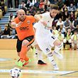 Joe Monteiro da Veiga, en blanc, Racing FC Union Luxembourg, et Carlos Coimbra, Amicale Clervaux Futsal / Foto: Stéphane Guillaume