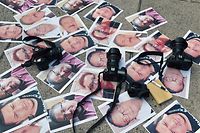 TOPSHOT - Cameras and pictures of journalists recently murdered in different Mexican states are placed at Independence Angel square during a protest by journalists in Mexico City on May 16, 2017. 
Mexico ranks third in the world for the number of journalists killed, after Syria and Afghanistan, according to media rights group Reporters Without Borders (RSF). / AFP PHOTO / YURI CORTEZ