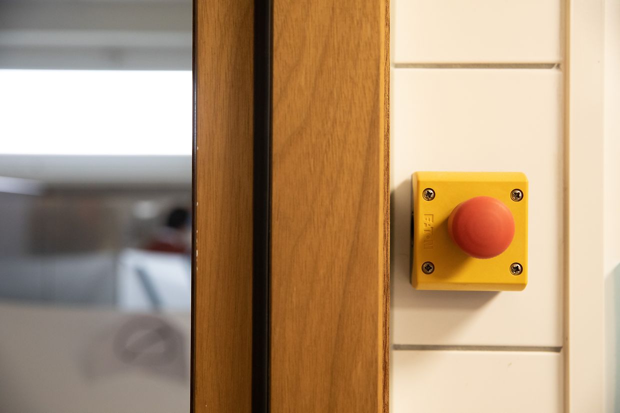 Dans les dortoirs, un bouton rouge permet d'alerter le personnel en cas d'overdose ou d'incident.