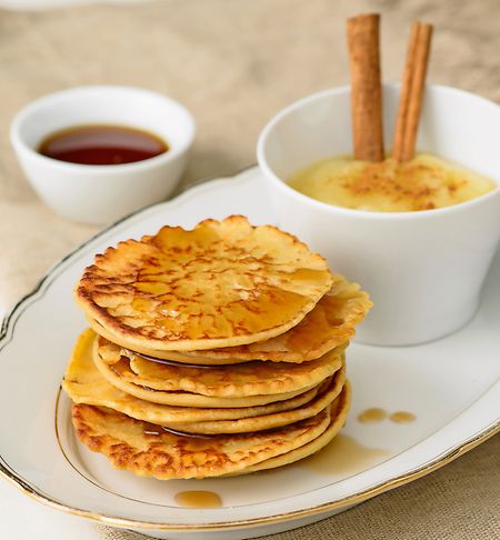Pflanzendrinks machen sich im Frühstück gut: Der Teig von Dinkelpancakes mit Apfelkompott etwa lässt sich mit Haferdrink herstellen.