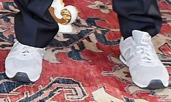 19.04.2021, Österreich, Wien: Bundespräsident Alexander Van der Bellen (l) und der neue Sozial- und Gesundheitsminister Wolfgang Mückstein (Grüne) im Rahmen der Vereidigung des neuen Regierungsmitgliedes . Foto: Roland Schlager/APA-Pool/dpa +++ dpa-Bildfunk +++