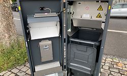 HANDOUT - 03.08.2020, Rheinland-Pfalz, Trier: Eine neuer Mülleimer ist in Trier an einer Aussichtsplattform am Petrisberg im Test. In dem Behälter wird der enthaltene Müll so stark zusammengepresst, das die Tonne nicht mehr so oft geleert werden muss. Außerdem bedankt sich der Mülleimer mit Applaus oder Musik bei den Einwerfenden.   (zu dpa «Neue Mülleimer bedanken sich beim Einwerfen mit Musik oder Applaus») Foto: Stadt Trier/dpa - ACHTUNG: Nur zur redaktionellen Verwendung im Zusammenhang mit dem genannten Text +++ dpa-Bildfunk +++